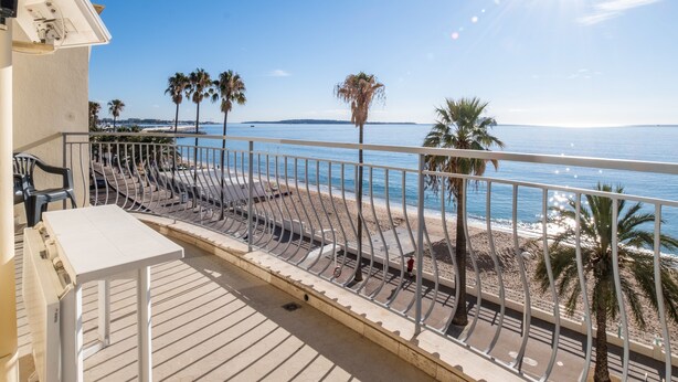 A balcony with a view of the sea, palm trees, and a clear sky. - 3-Br Apartment, Sea View, by the Beaches (Cannes)