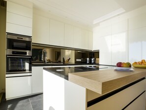 Fridge, microwave, oven, stovetop - 3-Br Apartment, Sea View, by the Beaches (Cannes)