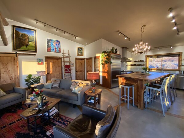 Smart TV, fireplace