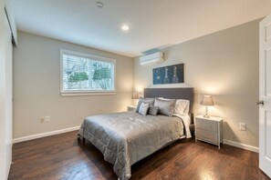 2 quartos, escrivaninha, ferros/tábuas de passar roupa