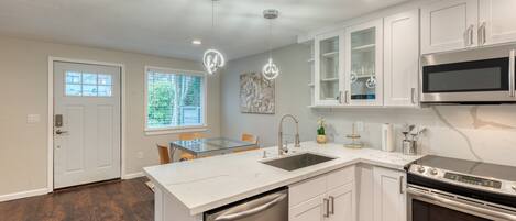 ثلاجة، ميكروويف، فرن، موقد طهي مسطح