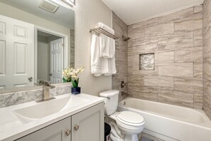 Chuveiro/banheira combinados, secador de cabelo, toalhas de banho 