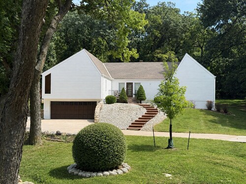 Family Friendly home w/ game room- Perfect Location