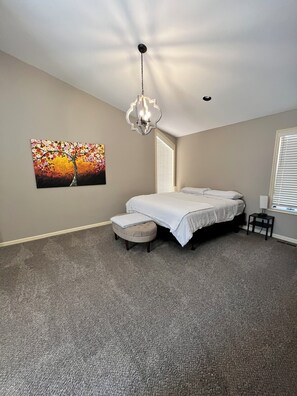 3 bedrooms, travel cot, WiFi, bed sheets - Family Friendly home w/ game room- Perfect Location (Riverside)