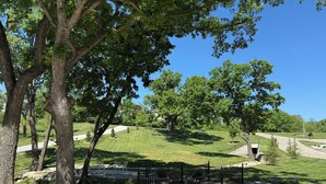Un parc doté d’une allée pavée, d’un sentier en pierre et d’une clôture en métal.