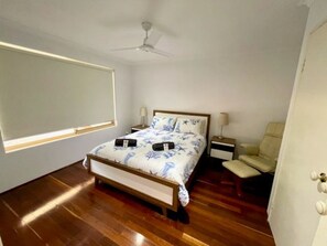 3 bedrooms, bed sheets - AliMac's Beach Shack   Leeman    Just 200mts from the beach & boat ramp (Leeman)