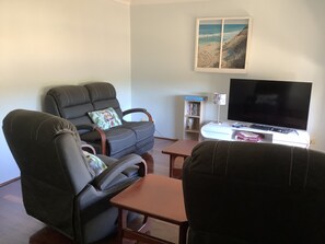 Smart TV, DVD player, video library - AliMac's Beach Shack   Leeman    Just 200mts from the beach & boat ramp (Leeman)
