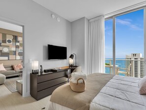 2 habitaciones, caja de seguridad en la habitación y escritorio 