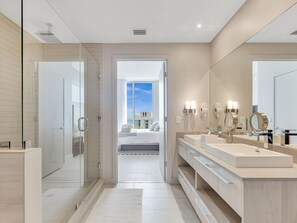 2 soverom, safe på rommet, skrivebord og strykejern/-brett