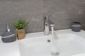 Bathroom - Cozy apartment within walking distance of the village center and the ski bus and gondola (Valtournenche)