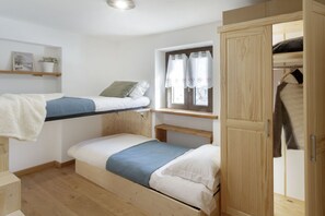 3 bedrooms, iron/ironing board, WiFi, bed sheets