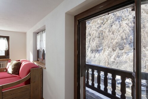 Friendly Apartment walking distance village center and ski bus gondola .