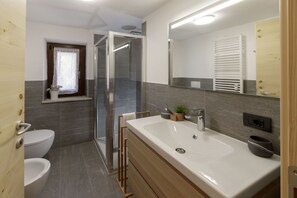 Douche, sèche-cheveux, bidet