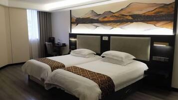 Una cama doble con cabecera, un escritorio y un cuadro en la pared.