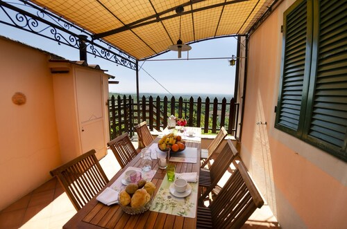 Stunning private villa with WIFI, private pool, veranda and panoramic view, close to Lucca