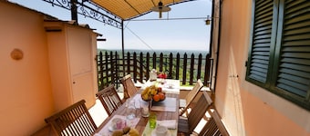 Stunning private villa with WIFI, private pool, veranda and panoramic view, close to Lucca