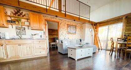 Private Mountain Cottage! King Bed * 8 Acres