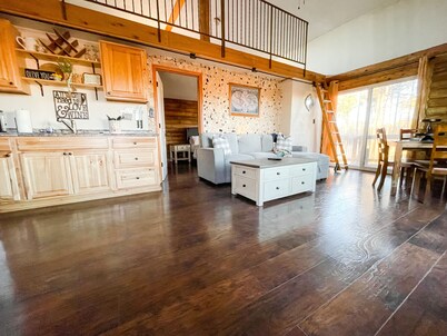 Private Mountain Cottage! King Bed * 8 Acres