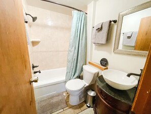 Tina con regadera, bidet, toallas, jabón 