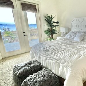 4 bedrooms, desk, iron/ironing board, travel crib