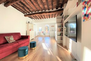 Living area - CASA ILARIA - Bright apartment with a view in the historic center (Siena)
