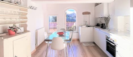 Frigorífic, forn, placa de cuina i rentaplats