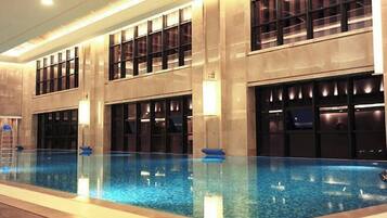 حمام سباحة داخلي