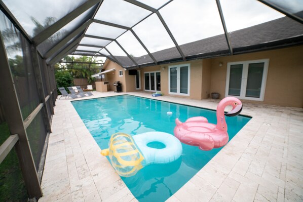 Alberca al aire libre y alberca climatizada