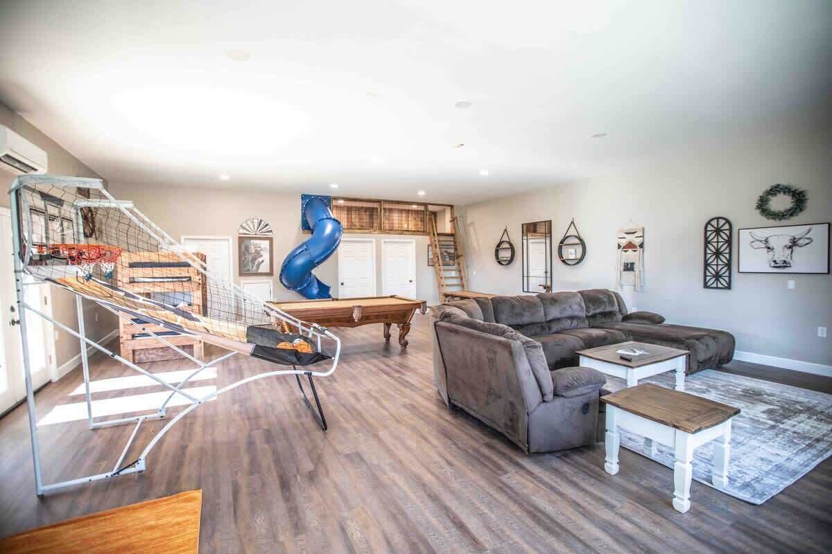 TV, videospill og kontorer