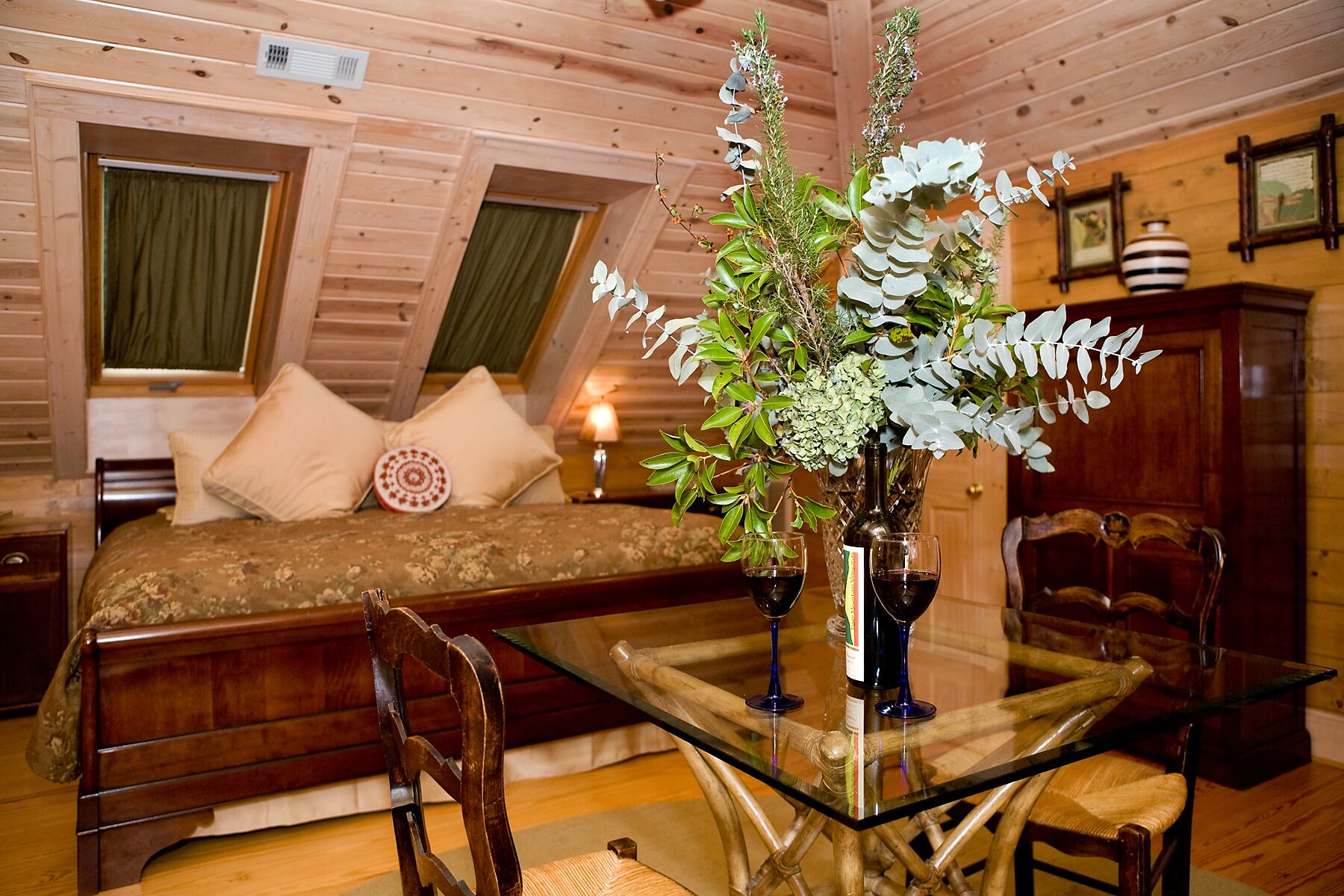 Chic & Comfy Suite & Covered Blue Stone Patio with Fireplace & Waterfall View