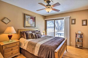 3 bedrooms, iron/ironing board, travel cot, Internet - 'Cumberland Retreat' w/ Lakefront Yard & Dock (Cumberland)