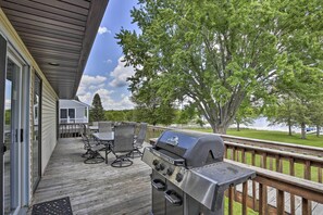 Outdoor dining - 'Cumberland Retreat' w/ Lakefront Yard & Dock (Cumberland)