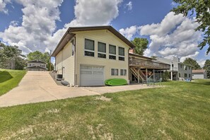 Exterior - 'Cumberland Retreat' w/ Lakefront Yard & Dock (Cumberland)