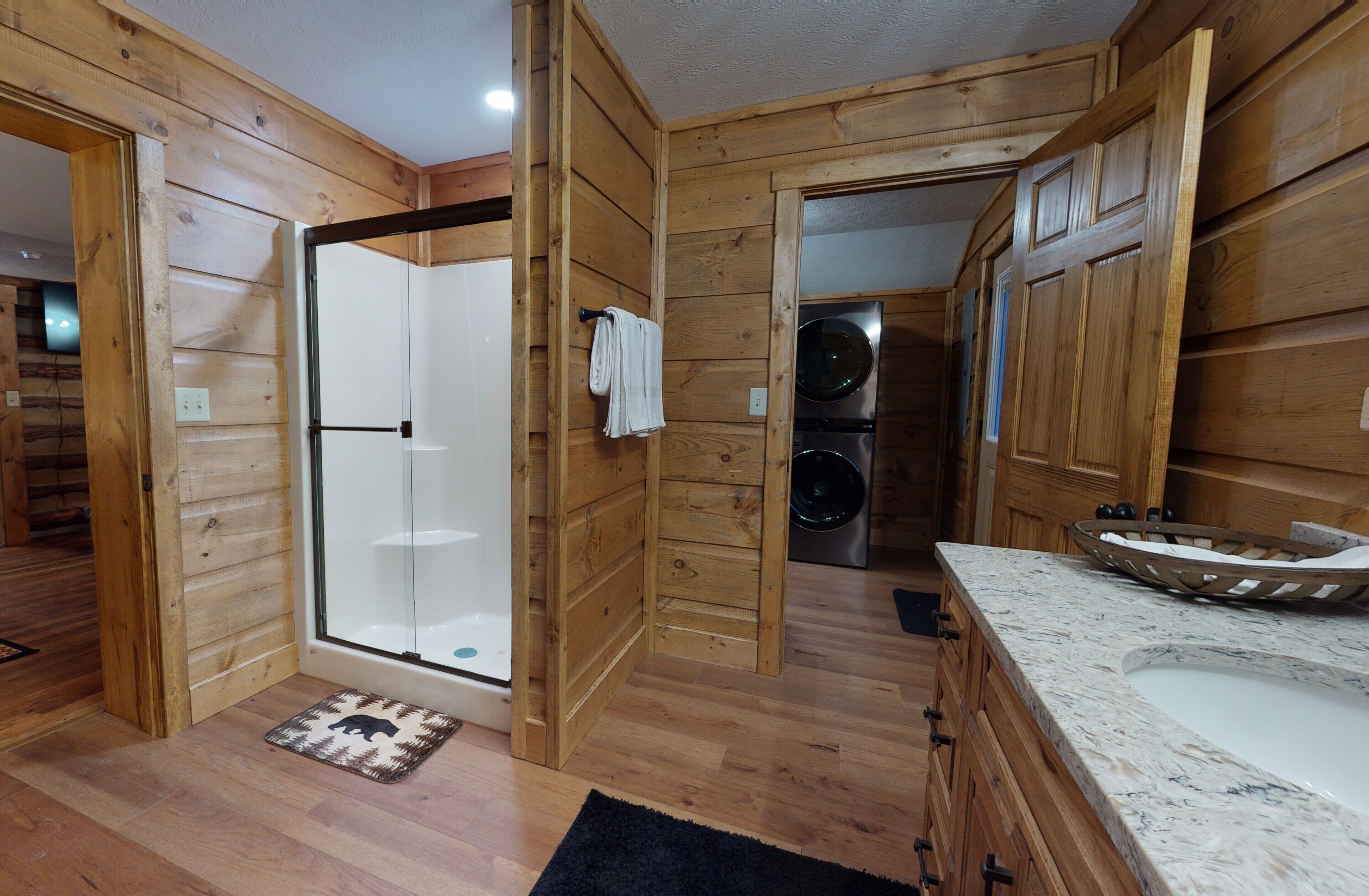 Douche, serviettes fournies, papier de toilette
