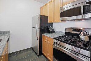 Fridge, microwave, oven, stovetop - One Bedroom in Midtown West near Times Square (New York)