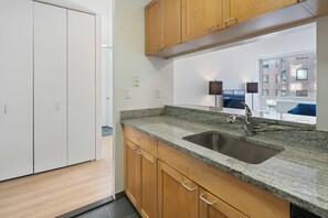 Luokittelematon kuva, 4 kautta 14, painike