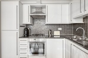 Fridge, microwave, oven, stovetop - Compact Covent Garden 2BR, 1 min to Embankment station, by Blueground (London)