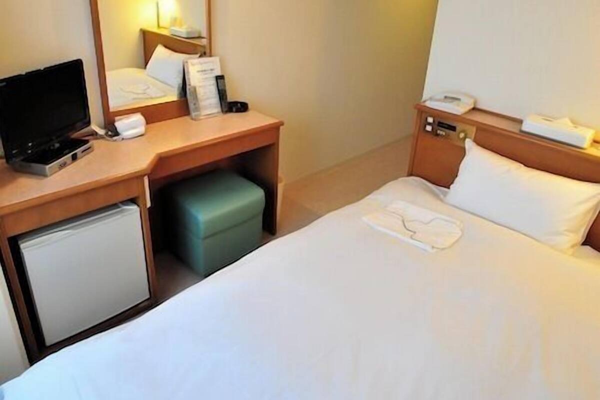 Desk, laptop workspace, WiFi (free), bed sheets