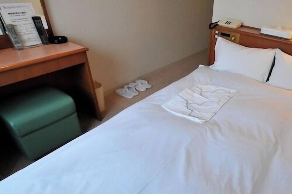 Desk, laptop workspace, WiFi (free), bed sheets