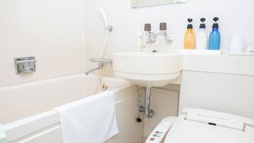 Combined shower/tub, slippers, bidet, towels