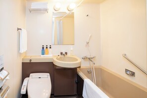 Duschwanne, Hausschuhe, Bidet, Handtücher