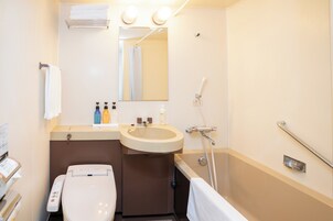 Bañera con ducha, pantuflas, bidet, toallas