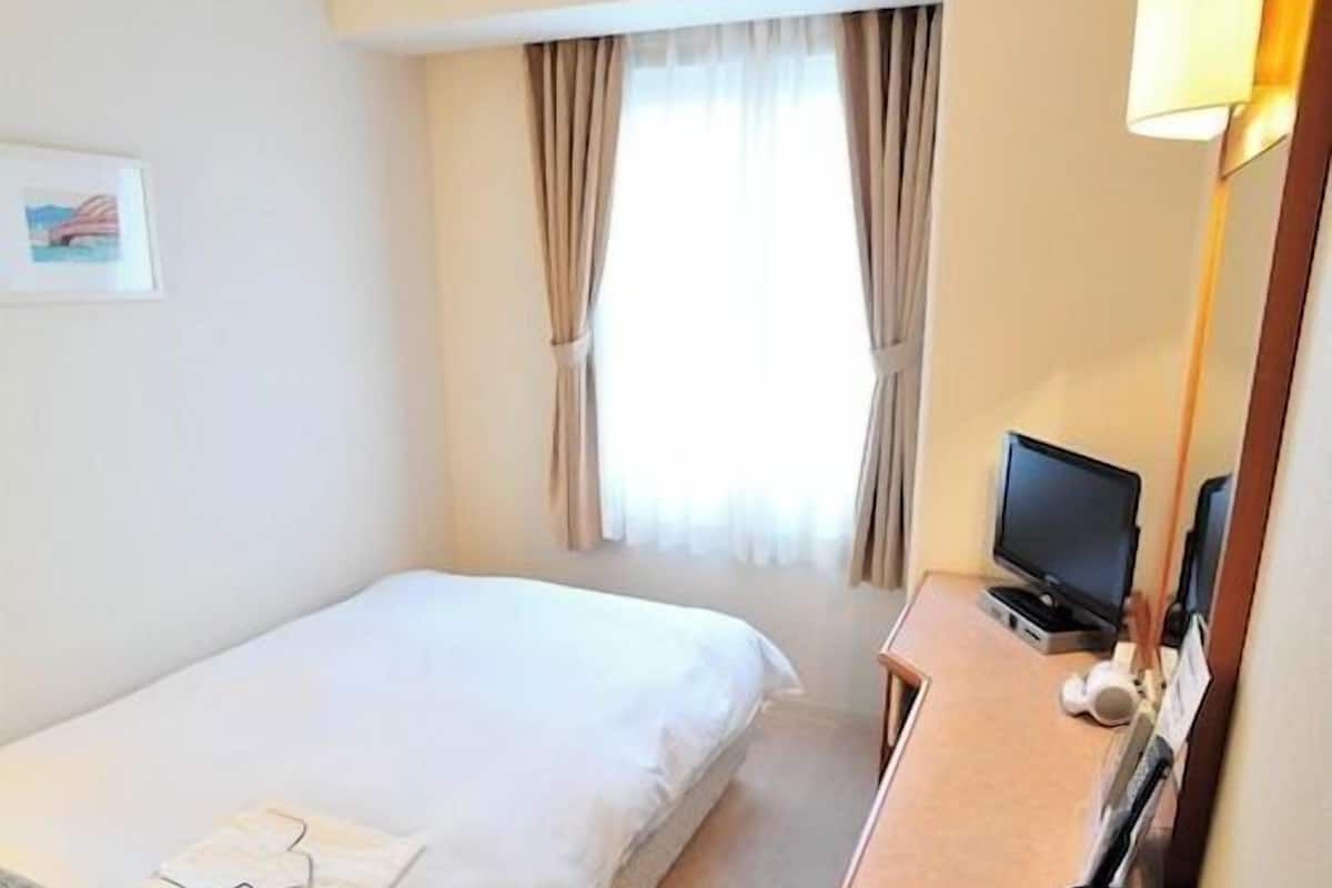 Desk, laptop workspace, WiFi (free), bed sheets