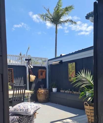 Private cottage, dog friendly, close to beach, shops,  bush walks, fishing, more