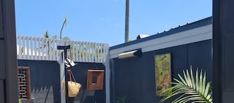 Private cottage, dog friendly, close to beach, shops,  bush walks, fishing, more