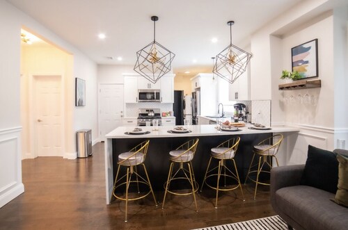 Boston 2 level luxury home, Free Parking, 5 mins to casino & 10 mins to airport