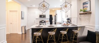 Boston 2 level luxury home, Free Parking, 5 mins to casino & 10 mins to airport