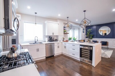 Boston 2 level luxury home, Free Parking, 5 mins to casino & 10 mins to airport