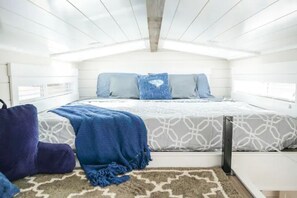 3 bedrooms, free WiFi, bed sheets - Amazing Tiny home with private BBQ and deck. (Apple Valley)