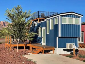 Exterior - Amazing Tiny home with private BBQ and deck. (Apple Valley)